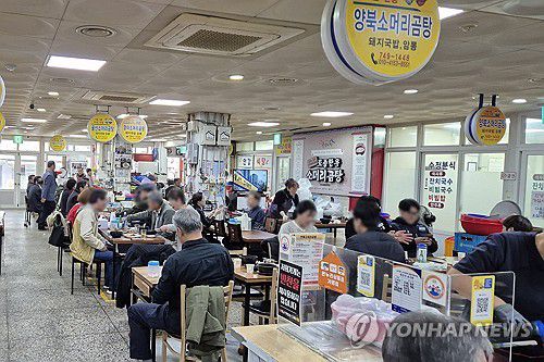 홍콩 행정수반 다녀간 식당(경주=연합뉴스) 손대성 기자 = 3일 경북 경주 중앙시장 양북소머리곰탕식당에 손님들이 앉아 식사하고 있다.     이 식당은 아시아태평양경제협력체(APEC) 정상회의를 위해 방한한 존 리 홍콩 행정수반이 지난 2일 식사한 사실이 알려지면서 손님이 더 몰리고 있다. 2025.11.3 sds123@yna.co.kr