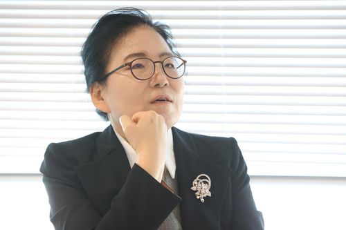 인터뷰하는 신일숙 작가(서울=연합뉴스) 강민지 기자 = 신일숙 만화가가 지난 3일 서울 마포구 동교동에서 연합뉴스와 인터뷰를 하고 있다. 2025.11.4     mjkang@yna.co.kr