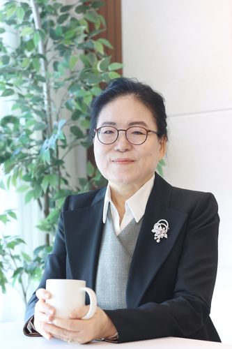 신일숙 작가, 연합뉴스와 인터뷰(서울=연합뉴스) 강민지 기자 = 신일숙 만화가가 지난 3일 서울 마포구 동교동에서 진행된 연합뉴스와 인터뷰에 앞서 포즈를 취하고 있다. 2025.11.4 mjkang@yna.co.kr