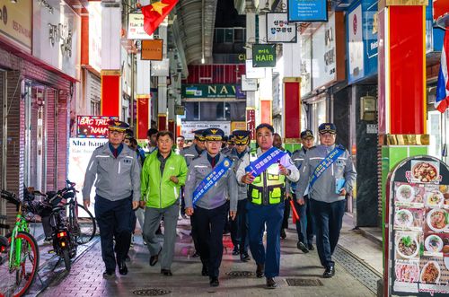 김해 외국인 거리 순찰하는 김종철 경남경찰청장[경남경찰청 제공. 재판매 및 DB 금지]