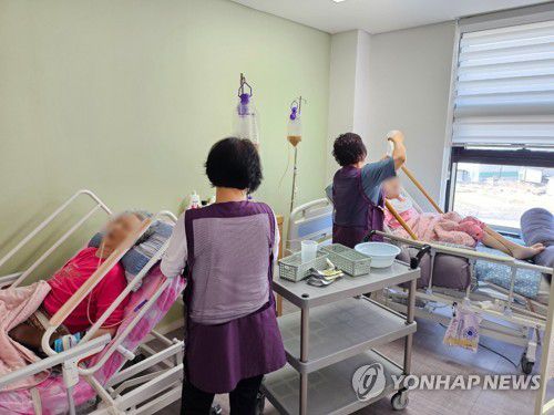 식사는 제때제때(서울=연합뉴스) 김유진 인턴기자 = 3일 오전 경기 양주시의 가연재활요양원에서 요양보호사들이 와상 환자 어르신에게 경장영양제를 투입하고 있다. 2025.4.3