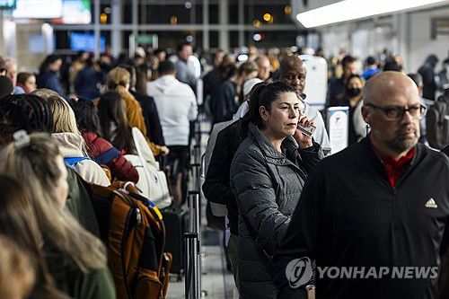 지난해 추수감사절 연휴기간 북적이는 미국 공항의 모습[EPA=연합뉴스. 재판매 및 DB 금지]