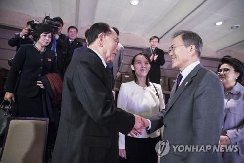 문재인 전 대통령과 악수하는 김영남문재인 전 대통령이 2018년 2월 11일 서울 국립중앙극장 해오름극장에서 김정은 노동당 위원장의 특사 자격으로 방남한 김여정 당 중앙위 제1부부장(가운데), 김영남 최고인민회의 상임위원장과 공연 관람을 마치고 대화하고 있다. [연합뉴스 자료사진]