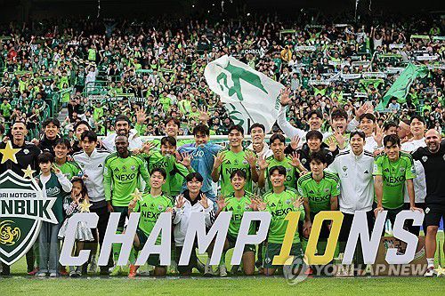 전북 현대, 조기 우승 확정(전주=연합뉴스) 나보배 기자 = 18일 전북 전주월드컵경기장에서 열린 2025 하나은행 K리그1 2025 풀리그 마지막 33라운드 경기에서 전북 현대가 수원 FC에 2대 0으로 이긴 후 10번째 우승별을 땄다. 우승을 확정한 뒤 선수들과 코치진이 기념 촬영을 하고 있다. 2025.10.18 warm@yna.co.kr