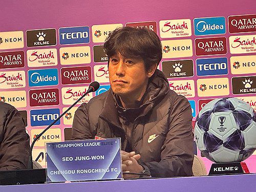 ACLE서 FC서울과 경기 앞둔 청두 서정원 감독(서울=연합뉴스) 안홍석 기자 = 2025-2026 아시아축구연맹(AFC) 챔피언스리그 엘리트(ACLE) 리그 스테이지 4차전 FC서울과 청두 룽청의 경기를 하루 앞둔 3일 서울월드컵경기장에서 열린 기자회견에 청두 서정원 감독이 참석해 있다. 2025.11.3 ahs@yna.co.kr