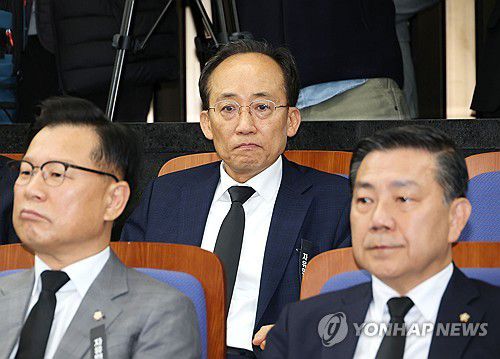 의원총회 참석한 추경호 의원(서울=연합뉴스) 류영석 기자 = 국민의힘 추경호 의원이 4일 서울 여의도 국회에서 열린 의원총회에 참석해 장동혁 대표의 발언을 듣고 있다. 2025.11.4 ondol@yna.co.kr