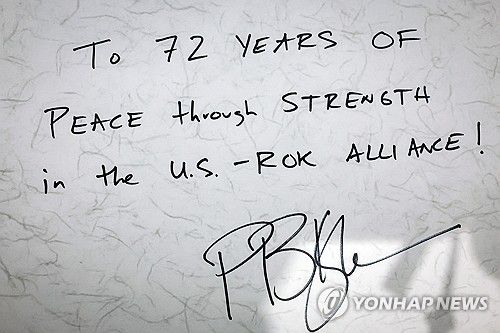 피트 헤그세스 미국 국방부 장관이 작성한 방명록(서울=연합뉴스) 피트 헤그세스 미국 국방부(전쟁부) 장관이 4일 서울 용산 국방부 청사에서 제57차 한미안보협의회의(SCM)에 앞서 작성한 방명록. 2025.11.4 [사진공동취재단] photo@yna.co.kr