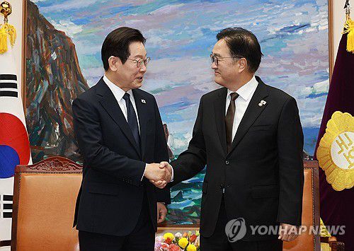 악수하는 이재명 대통령과 우원식 국회의장(서울=연합뉴스) 김도훈 기자 = 이재명 대통령이 4일 국회에서 내년도 정부 예산안 시정연설에 앞서 우원식 국회의장을 만나 악수하고 있다. 2025.11.4 superdoo82@yna.co.kr