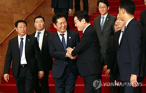 정청래 대표와 악수하는 이재명 대통령(서울=연합뉴스) 이재명 대통령이 4일 서울 여의도 국회에서 내년도 정부 예산안에 대한 시정연설을 마친 뒤 본회의장에서 나와 더불어민주당 정청래 대표와 악수하고 있다. 2025.11.4 [국회사진기자단] photo@yna.co.kr