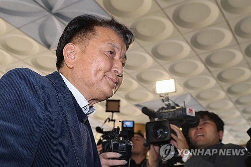 영등포경찰서 출석하는 김영환 충북지사(서울=연합뉴스) 서대연 기자 = 국회 오송참사 국정조사에서 위증한 혐의를 받는 김영환 충청북도 도지사가 4일 서울 영등포경찰서로 출석하고 있다. 2025.11.4 dwise@yna.co.kr