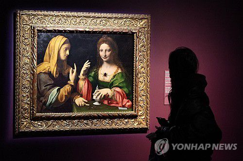 샌디에이고 미술관 특별전 프리뷰(서울=연합뉴스) 류효림 기자 = 4일 서울 종로구 세종문화회관에서 열린 샌디에이고 미술관 특별전 프리뷰에서 관람객이 베르나르디노 루이니의 작품 '막달라 마리아의 회심'를 살펴보고 있다. 2025.11.4 ryousanta@yna.co.kr