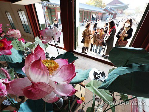 '발굴로 꽃핀 유물'(서울=연합뉴스) 강민지 기자 = 국가유산청 예담고 프로젝트전 '땅의 조각, 피어나다' 개막한 4일 서울 중구 덕수궁에서 관람객이 작품을 둘러보고 있다. 전시는 예담고(국가 귀속유산으로 선정되지 않은 유물을 보관·관리·활용 시설)에서 보관 중인 유물을 활용한 작품을 선보인다.   2025.11.4 mjkang@yna.co.kr