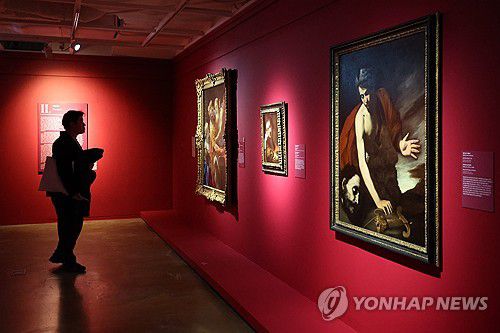 한국에서 만나는 샌디에이고 미술관 작품들(서울=연합뉴스) 류효림 기자 = 4일 서울 종로구 세종문화회관에서 열린 샌디에이고 미술관 특별전 프리뷰에서 참석자들이 전시된 작품들을 살펴보고 있다. 2025.11.4 ryousanta@yna.co.kr