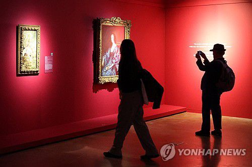 한국에서 만나는 샌디에이고 미술관 작품들(서울=연합뉴스) 류효림 기자 = 4일 서울 종로구 세종문화회관에서 열린 샌디에이고 미술관 특별전 프리뷰에서 참석자들이 전시된 작품들을 살펴보고 있다. 2025.11.4 ryousanta@yna.co.kr