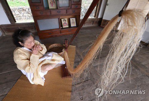 금소마을 금곡재에서 고갑연 안동포 이수자가 실을 쪼개고 있다. [사진/임헌정 기자]
