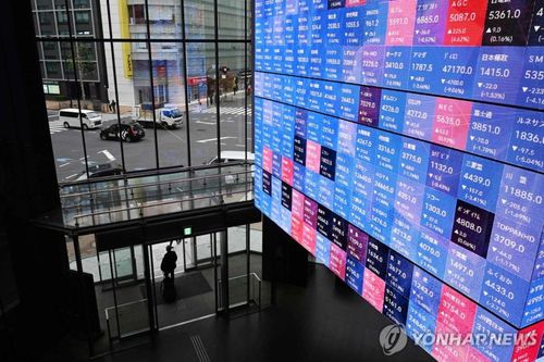 파랗게 질린 일본 증시(도쿄 AFP=연합뉴스) 5일 일본 도쿄 닛케이지수 현황판이 하락을 뜻하는 푸른색으로 물들어 있다.