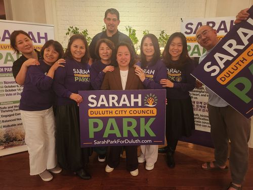 미국 조지아주 덜루스 시의원에 한국계 새라 박 씨 당선(애틀랜타=연합뉴스) 이종원 통신원 = 미국 조지아주 덜루스 시의원에 한국계 새라 박(한국명 박유정) 씨가 당선됐다. 박 씨가 4일(현지시간) 당선 확정 후 지지자들과 함께 기뻐하고 있다. 2025. 11. 5. higher2501@yna.co.kr