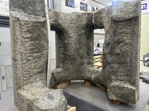 보존 처리 작업 중인 석등 부재     (대전=연합뉴스) 김예나 기자 = 국내에 남아있는 석등 가운데 가장 큰 규모로 알려진 국보 '구례 화엄사 각황전 앞 석등' 부재 모습. 사진은 6월 대전 국립문화유산연구원 문화유산보존과학센터 석조 복원실에서 보존 처리 작업을 위해 보관돼 있는 모습. 2025.11.5     yes@yna.co.kr