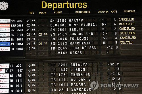 드론 위협으로 폐쇄된 뒤 항공편 취소가 공지된 브뤼셀 국제공항 전광판 [로이터 연합뉴스 자료사진 재판매 및 DB 금지]