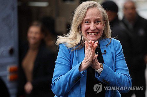 美버지니아 주지사에 당선된 스팬버거[AFP 연합뉴스 자료사진. 재판매 및 DB 금지]