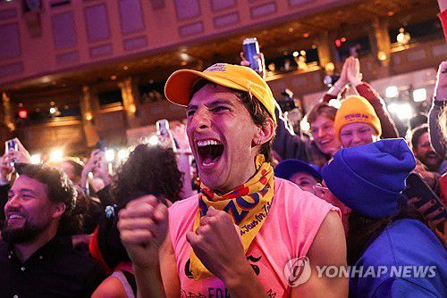 맘다니 당선에 기뻐하는 지지자들[로이터 연합뉴스. 재판매 및 DB 금지]