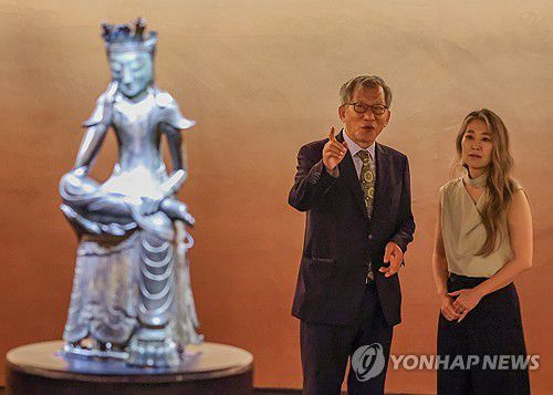 매기 강 감독에게 반가사유상 설명해 주는 유홍준 관장(서울=연합뉴스) 김도훈 기자 = 유홍준 국립중앙박물관장이 21일 서울 용산구 박물관을 예방한 넷플릭스 애니메이션 '케이팝 데몬 헌터스'의 매기 강 감독에게 사유의 방에 전시된 반가사유상에 대해 설명해주고 있다. 2025.8.21 superdoo82@yna.co.kr