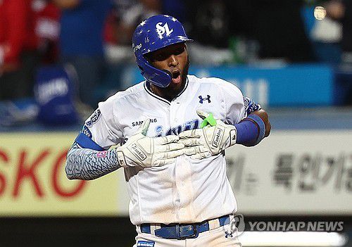 해결사 디아즈(대구=연합뉴스) 김성민 기자 = 14일 대구 삼성라이온즈파크에서 열린 2025 KBO 프로야구 포스트시즌 준플레이오프 4차전 SSG 랜더스와 삼성 라이온즈의 경기. 8회말 2사 1루 삼성 디아즈가 2점 홈런을 치고 더그아웃을 바라보고 있다. 2025.10.14 ksm7976@yna.co.kr