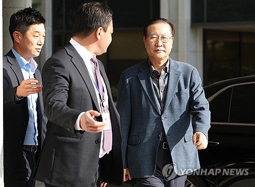 특검 소환되는 박성재 전 법무장관(서울=연합뉴스) 신준희 기자 = 박성재 전 법무부 장관이 23일 서울 서초구 서울고검에 마련된 조은석 내란특별검사팀 사무실로 소환되고 있다. 2025.10.23 hama@yna.co.kr