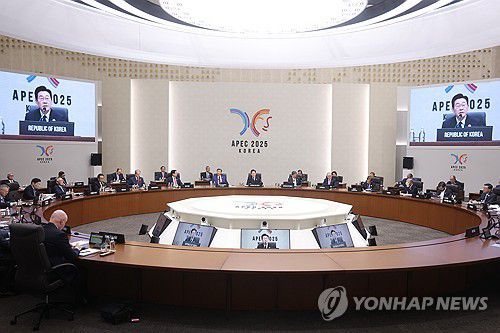 이재명 대통령, APEC 정상회의 2세션 주재(경주=연합뉴스) 특별취재단 = 이재명 대통령이 1일 경주화백컨벤션센터(HICO)에서 열린 2025 아시아태평양경제협력체(APEC) 정상회의 제2세션을 주재하고 있다. 2025.11.1 photo@yna.co.kr