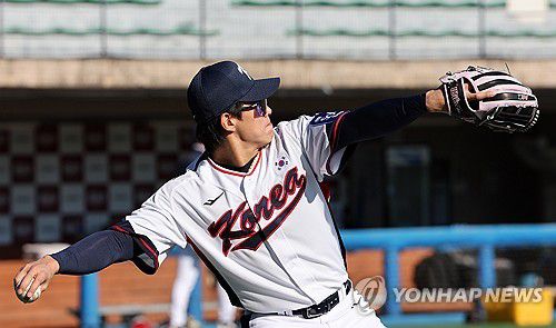 캐치볼하며 몸 푸는 송성문(고양=연합뉴스) 이동해 기자 = 야구 국가대표팀 송성문이 3일 경기 고양 국가대표 야구 훈련장에서 캐치볼을 하고 있다.     야구대표팀은 내년 3월 개막하는 2026년 월드베이스볼클래식(WBC)을 대비해 체코(8∼9일·서울 고척스카이돔), 일본(15∼16일·일본 도쿄돔)과의 평가전을 갖는다. 2025.11.3 eastsea@yna.co.kr