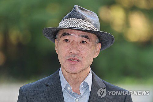 결심공판 전 입장 밝히는 서해 피살 공무원 유족(서울=연합뉴스) 서대연 기자 = 서해공무원 피살사건 공무원의 친형인 이래진 씨가 5일 서울 서초구 서울중앙지방법원에서 열린 서욱 전 국방부 장관, 서훈 전 국가안보실장, 박지원 전 국정원장 등의  '서해 피격 사건 은폐 시도 및 월북몰이 혐의' 관련 결심공판 시작 전 취재진에 입장을 밝히고 있다. 2025.11.5 dwise@yna.co.kr