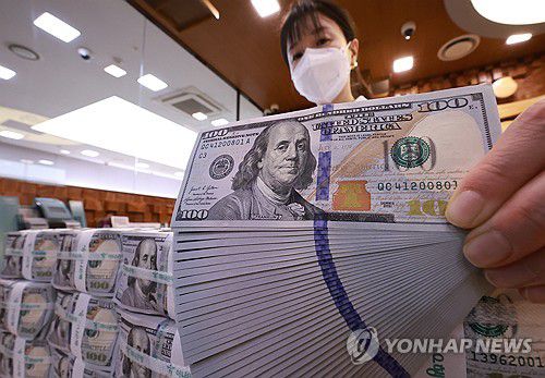 지난달 외환보유액 4천288억달러로 68억달러 증가(서울=연합뉴스) 홍해인 기자 = 5일 서울 중구 하나은행 본점 위변조대응센터에서 직원이 달러화를 정리하고 있다.      한국은행은 이날 10월 말 기준 우리나라 외환보유액이 4천288억2천만달러로, 8월 말보다 68억달러 증가했다고 밝혔다. 2025.11.5 hihong@yna.co.kr