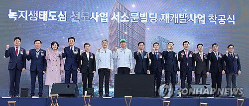 서소문빌딩 재개발사업 착공, 파이팅 하는 오세훈 서울시장(서울=연합뉴스) 김주형 기자 = 오세훈 서울시장(왼쪽 일곱번째)이 5일 서울 중구 순화동에서 열린 '녹지생태도심 선도사업 서소문빌딩 재개발사업 착공식'에서 참석자들과 기념 세레머니를 마친 뒤 파이팅하고 있다. 2025.11.5 kjhpress@yna.co.kr