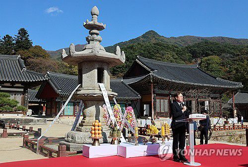 화엄사 석등 복원 기념식(구례=연합뉴스) 조남수 기자 = 5일 오후 전남 구례 화엄사에서 국보 12호인 각황전 앞 석등 복원 기념식이 열리고 있다. 국가유산청 국립문화유산연구원은 국보인 석등에서 균열과 파손이 확인됨에 따라 지난 2023년 5월 부분 해체 보수를 시작한 뒤 약 3년 만에 복원 공사를 마무리했다. 2025.11.5 iso64@yna.co.kr