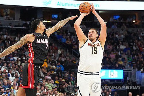 슛하는 니콜라 요키치(오른쪽)[AP=연합뉴스]