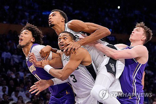 경합하는 로스앤젤레스(LA) 레이커스와 샌안토니오 스퍼스 선수들[AP=연합뉴스]