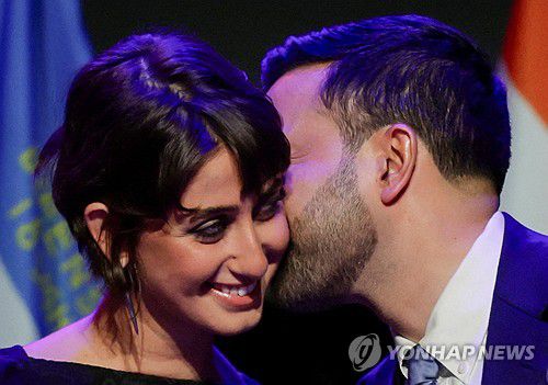 라마 두와지와 조란 맘다니(뉴욕 로이터=연합뉴스) 개표가 진행 중인 4일 밤(현지시간) 뉴욕 브루클린에서 열린 조란 맘다니 민주당 뉴욕시장 후보 지지자 집회 무대에 등장한 맘다니(오른쪽) 후보가 부인 라마 두와지(왼쪽)에게 키스하고 있다. 2025.11.04 photo@yna.co.kr