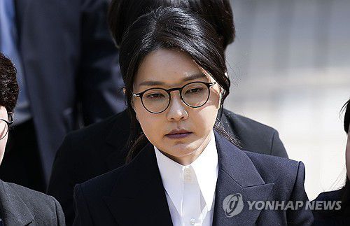영장심사 마친 김건희 여사(서울=연합뉴스) 윤석열 전 대통령 부인 김건희 여사가 12일 구속 전 피의자 심문(영장실질심사)을 마친 뒤 서울 서초구 서울중앙지법을 나서고 있다. 2025.8.12 [사진공동취재단] photo@yna.co.kr