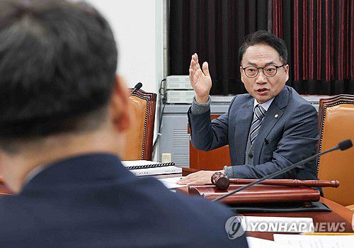 국회 정보위 국방정보본부 국감에서 발언하는 민주당 박선원 간사(서울=연합뉴스) 국회 정보위원회 더불어민주당 간사인 박선원 의원이 5일 오전 국회에서 열린 정보위원회 2025년도 국방정보본부 등에 대한 국정감사에서 발언하고 있다. 2025.11.5 [국회사진기자단] hkmpooh@yna.co.kr