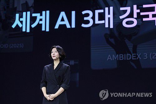 최수연 네이버 대표, 단25 콘퍼런스 개최(서울=연합뉴스) 최수연 네이버 대표이사가 6일 서울 강남구 코엑스 그랜드볼룸에서 열린 단25(DAN25) 콘퍼런스에서 발표하고 있다. 2025.11.6 [네이버 제공. 재판매 및 DB 금지] photo@yna.co.kr