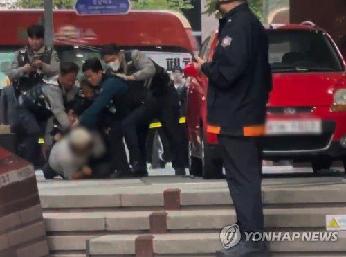 강남 보험사 빌딩 앞 인화물질 뿌리고 방화 위협한 남성 체포(서울=연합뉴스) 6일 서울 강남역 인근 보험사 사옥 앞에서 불을 지르겠다며 소동을 벌인 남성이 경찰에게 체포되고 있다. 그는 이날 오후 4시 40분께 보험사 앞에 승용차를 세워둔 채 인화성 물질을 사옥 정문에 뿌리고 불을 붙이겠다고 위협한 혐의를 받는다. 2025.11.6 [독자 제공. 재판매 및 DB 금지] photo@yna.co.kr