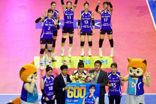 임명옥(중앙)의 600경기 출전 기념 촬영[촬영 이동칠]