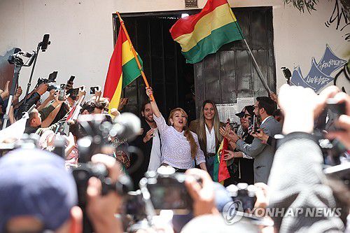 6일(현지시간) 석방된 자니네 아녜스 전 볼리비아 임시 대통령(가운데)[라파스 EPA=연합뉴스. 재판매 및 DB 금지]