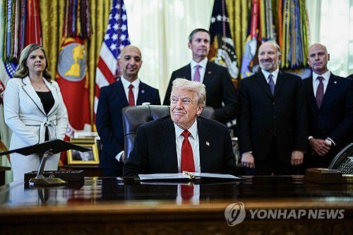 비만치료제 가격 인하 발표하는 트럼프 대통령(UPI=연합뉴스) 트럼프 대통령이 6일(현지시간) 백악관에서 글로벌 제약사와의 약값 인하 합의를 발표하고 있다. 2025.11.6