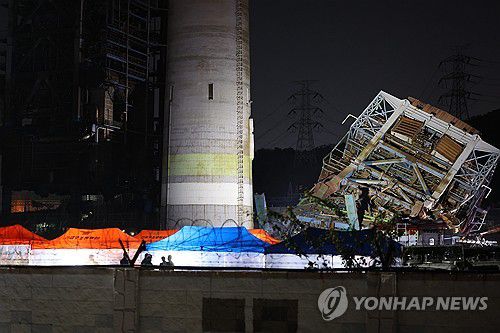 울산화력 붕괴 현장 야간작업 계속(울산=연합뉴스) 장지현 기자 = 6일 오후 울산시 남구 용잠동 한국동서발전 울산발전본부 울산화력발전소 보일러 타워 붕괴 사고 현장에서 야간작업이 이어지고 있다. 이 사고로 2명이 구조됐고 7명이 매몰된 것으로 추정된다. 2025.11.6 jjang23@yna.co.kr