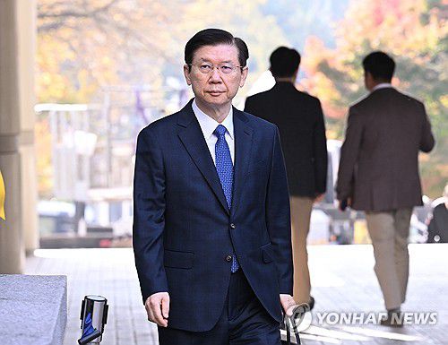 박종준 전 경호처장, 윤석열 재판 증인 출석(서울=연합뉴스) 신현우 기자 = 박종준 전 대통령경호처장이 7일 서울 서초구 서울중앙지법에서 열린 윤석열 전 대통령의 특수공무집행방해 등 혐의 속행 공판에 증인으로 출석하고 있다. 2025.11.7 [공동취재] nowwego@yna.co.kr