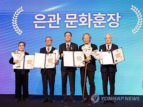 문화예술발전 은관 문화훈장(서울=연합뉴스) 강민지 기자 = 김영수 문화체육관광부 차관(가운데)이 7일 서울 서대문구 모두예술극장에서 열린 '2025 문화예술발전 유공시상식'에서 은관 문화훈장 수훈자들과 기념촬영하고 있다. 2025.11.7 mjkang@yna.co.kr