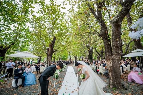 부산시민공원에서 진행된 결혼식[부산시 제공. 재판매 및 DB 금지]