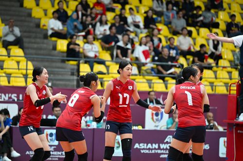 일본전에 나선 U-16 대표팀의 손서연(중앙)과 선수들 [아시아배구연맹 페이스북 캡처. 재판매 및 DB 금지]