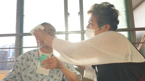 2021년 이외수 작가를 돌보던 고인[이외수 작가 페이스북 캡처]